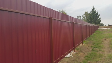 Заборы из сетки-рабицы, профлиста, евроштакетника.