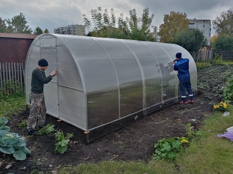 Теплицы с чехлом из армированной плёнки или сотовым поликарбонатом.