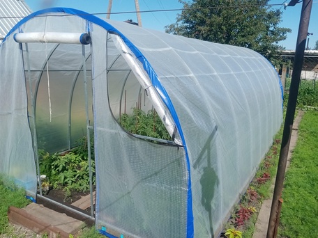 Теплицы с чехлом из армированной плёнки или сотовым поликарбонатом.
