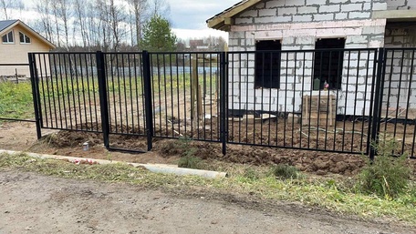 Заборы из сетки-рабицы, профлиста, евроштакетника.